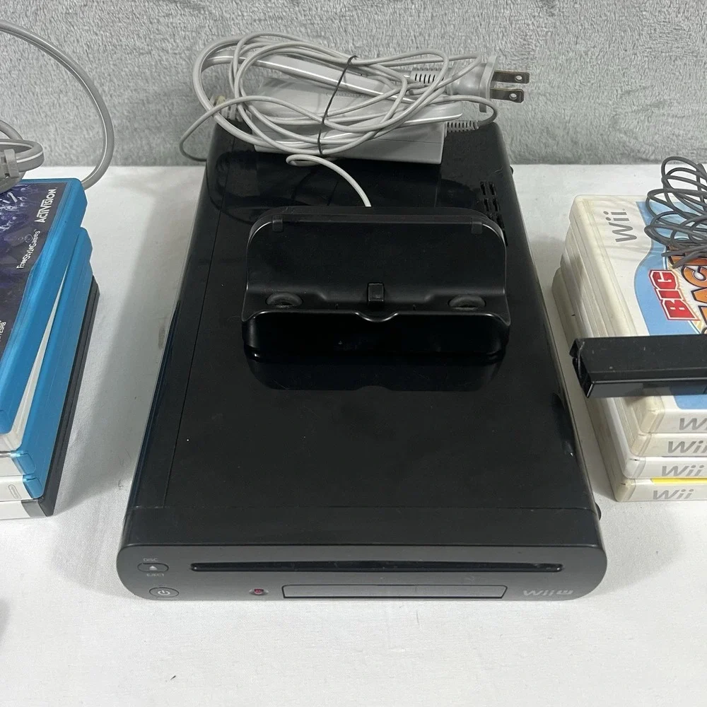 Nintendo Wii U Console 32GB Black Set + 11 Games Mario Kart 8 Super Smash Bros